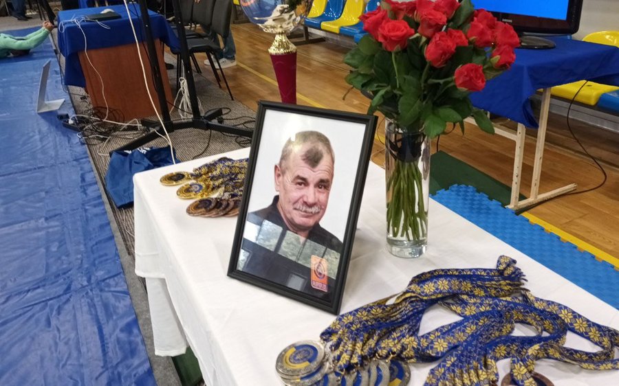 Запрошує “Тернове поле”